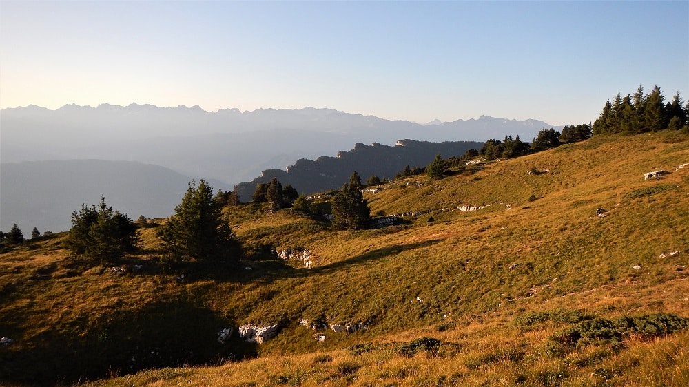 Rochers de l'Alpe au premier plan et chaîne de Belledonne au second