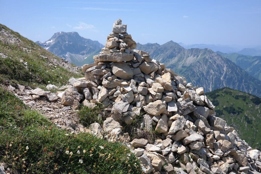Arrêter de construire des cairns - Un cairn en montagne.