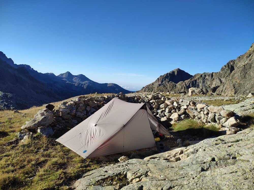 Éviter la condensation dans sa tente de randonnée, même en milieu humide.